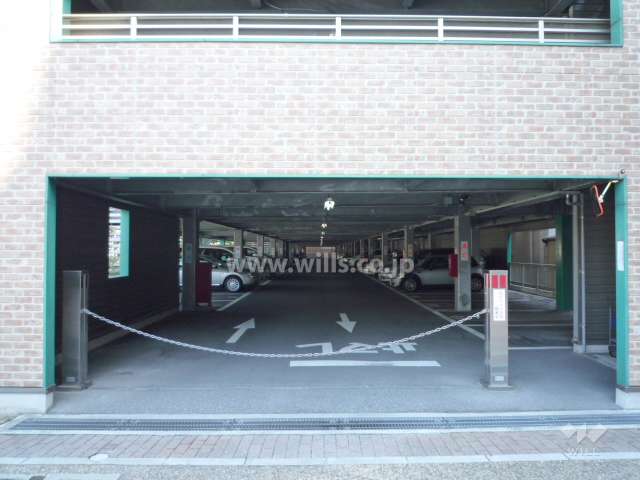 自走式3階建ての駐車場（ロボットゲート付き）