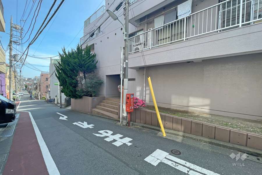 敷地西側の前面道路（南側から）