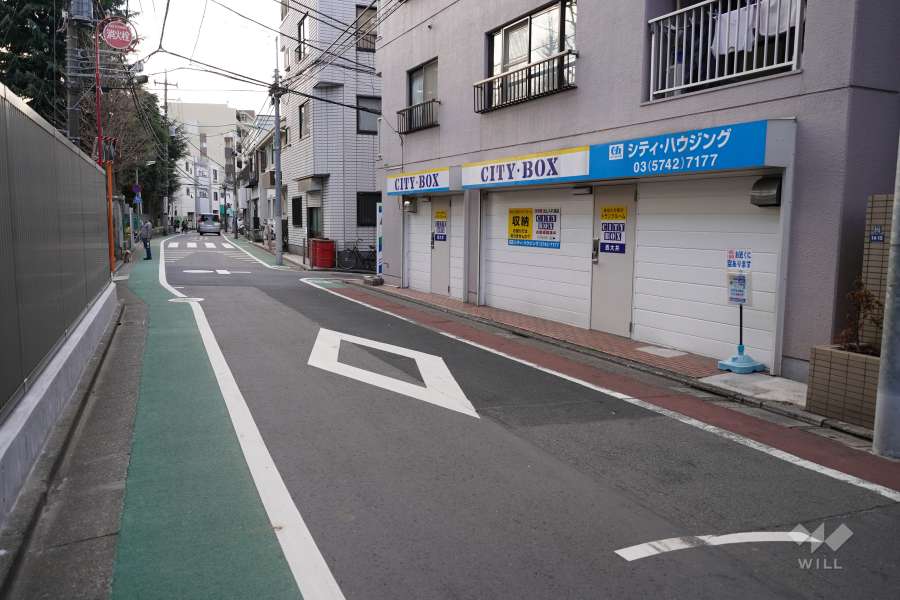 敷地南側の前面道路（東側から）