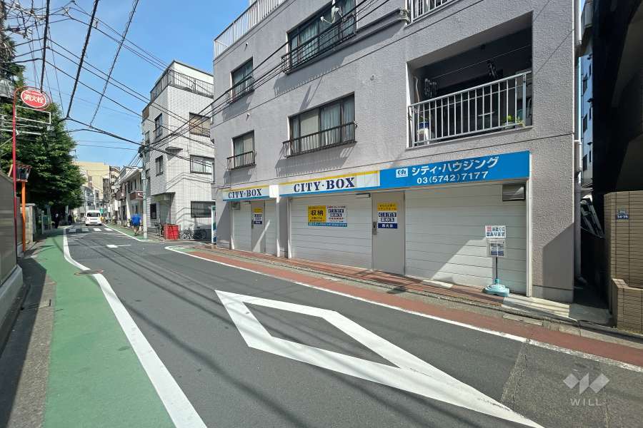 敷地南側の前面道路（東側から）