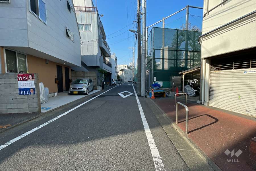 敷地西側の前面道路