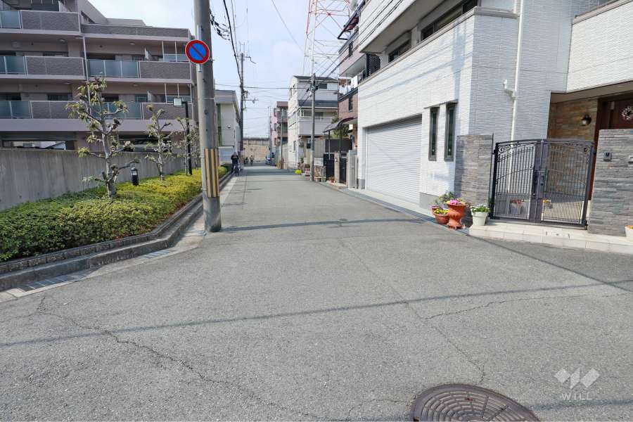 敷地北側の前面道路（東側から）