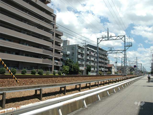 敷地の南側には阪急神戸線が走っています。