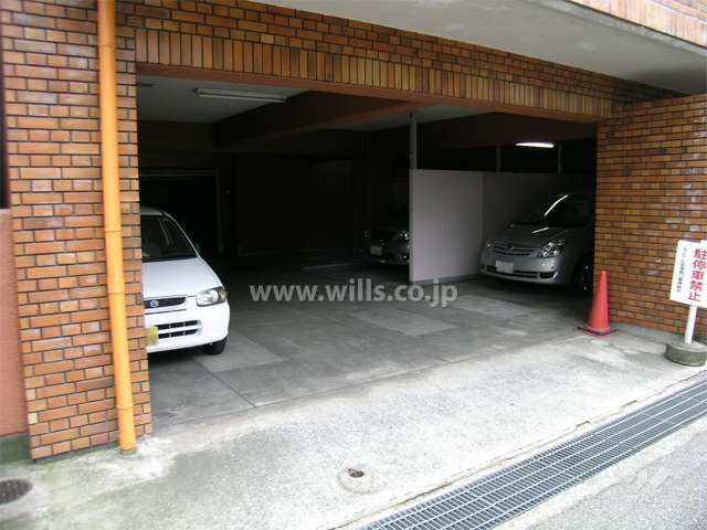 建物1階部分にある敷地内駐車場