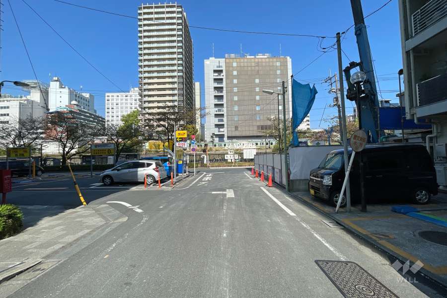 敷地南側の前面道路（東側から）