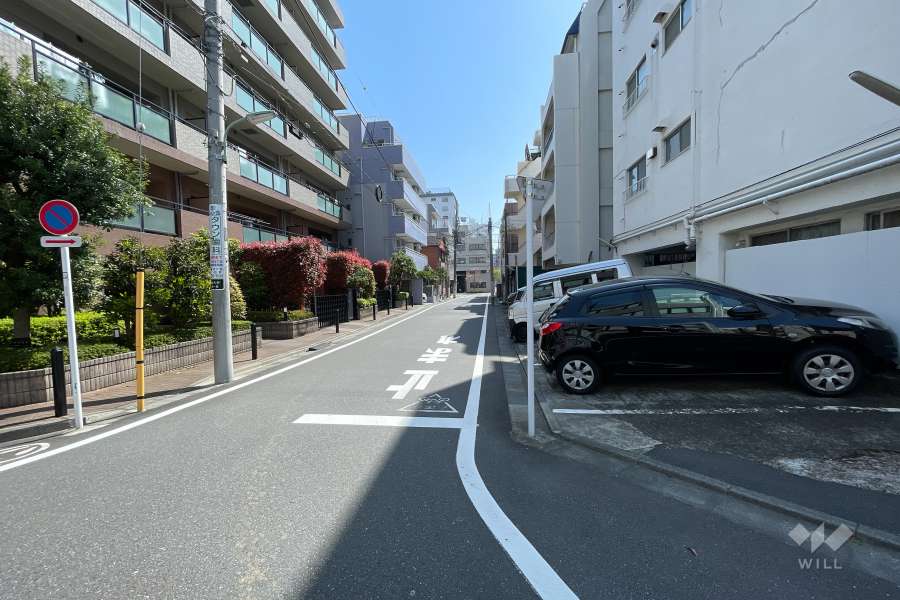 敷地西側の前面道路（北側から）