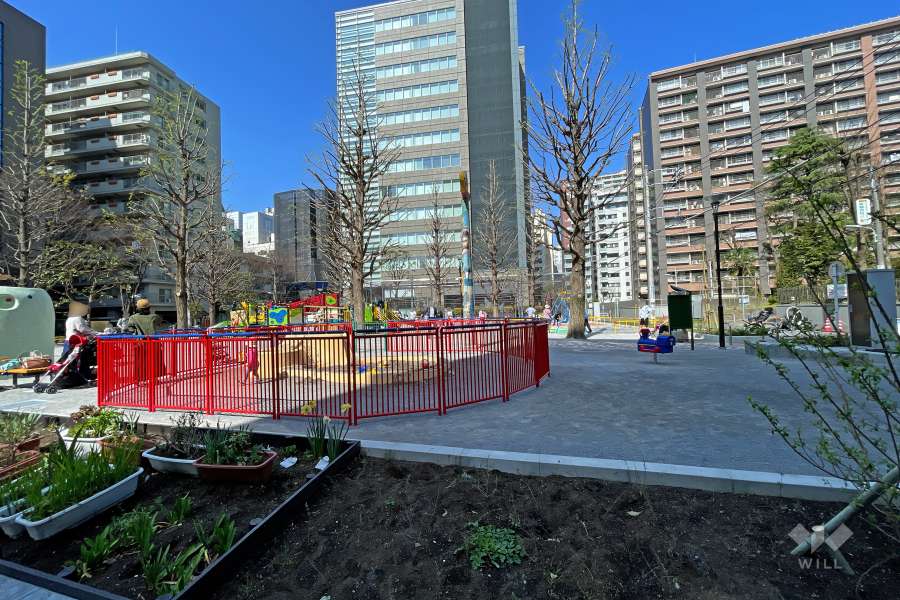 敷地西側には広々とした公園があります。