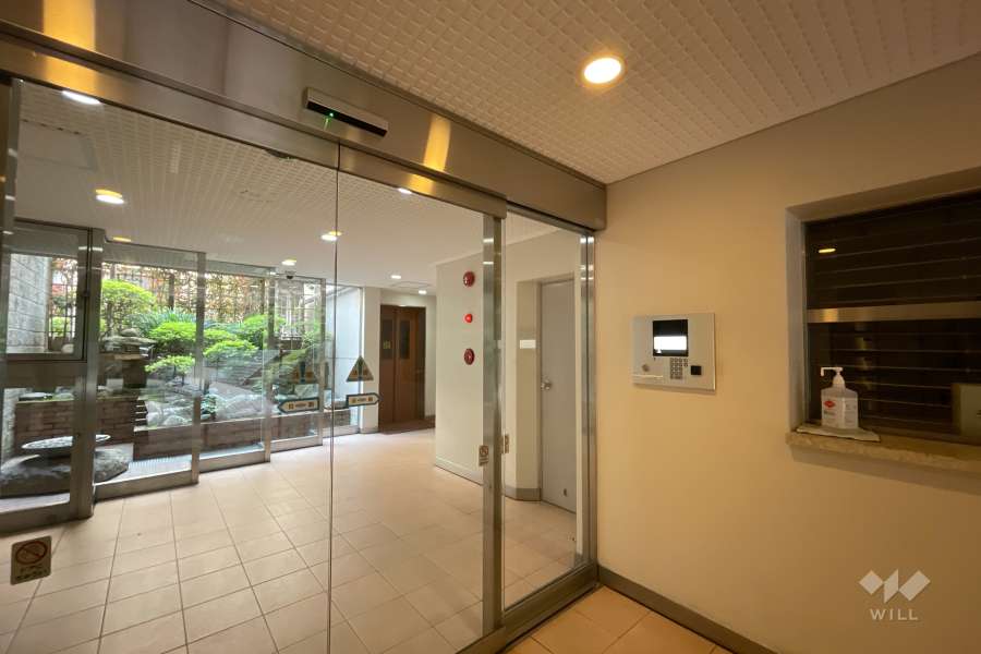 エントランスはオートロック付きです。