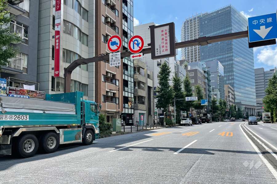 敷地北西側の前面道路（北東側から）