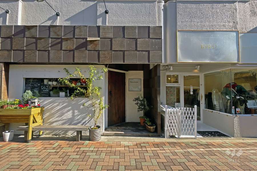 敷地内西側のテナント