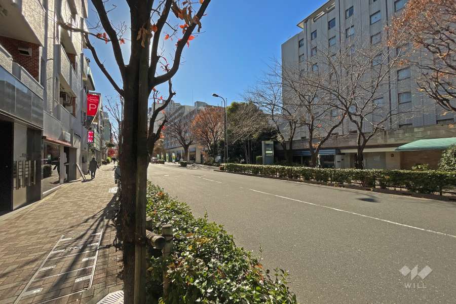 敷地の南側前面道路は目黒三田通りです（西側から）。