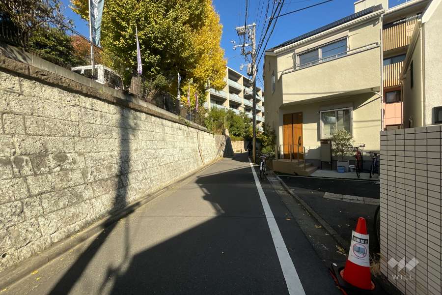 敷地西側の前面道路