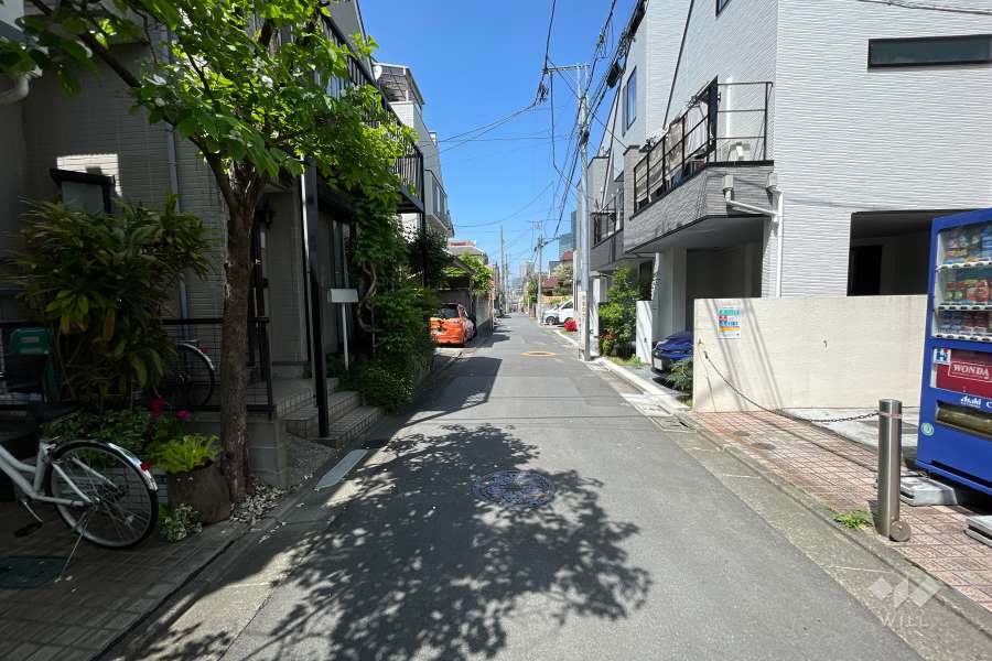 敷地西側の前面道路（南側から）