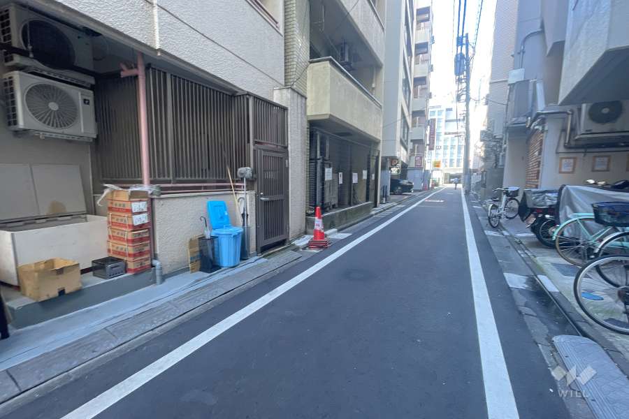 敷地北側の前面道路(東側から）
