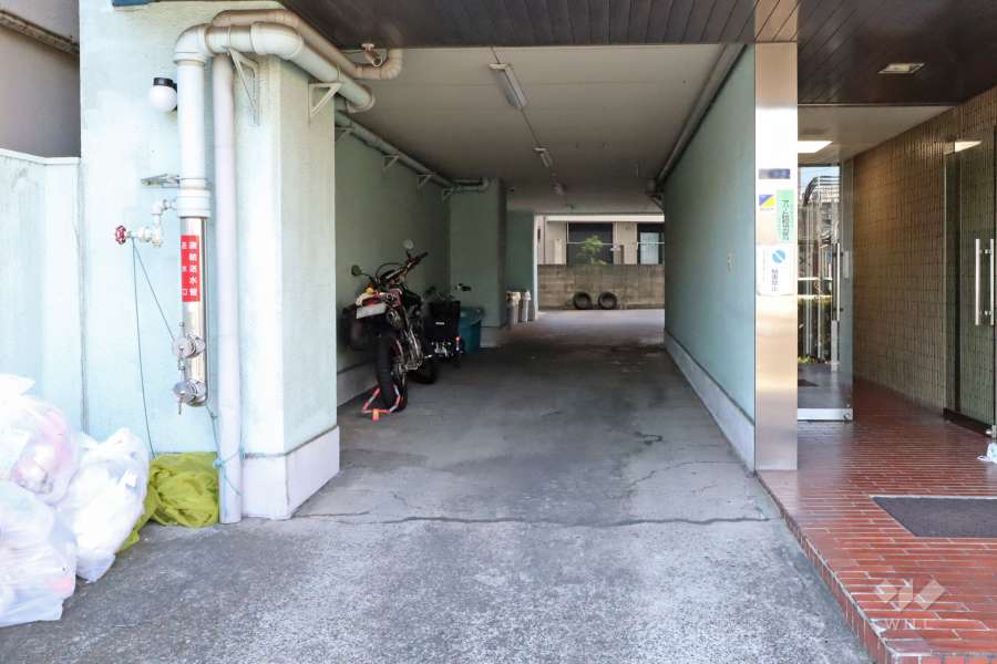 駐車場の出入口、バイク置場