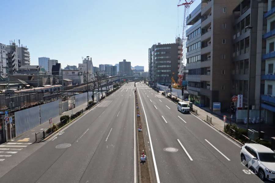 敷地東側の前面道路（歩道橋から）