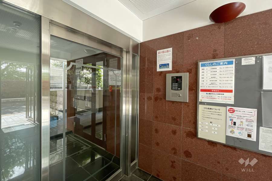 エントランスはオートロック付きです。