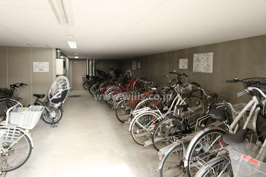 屋内に設けられた駐輪場