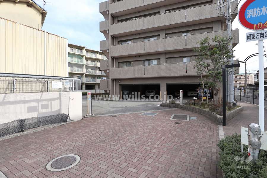 駐車場出入り口（ロボットゲート付き）