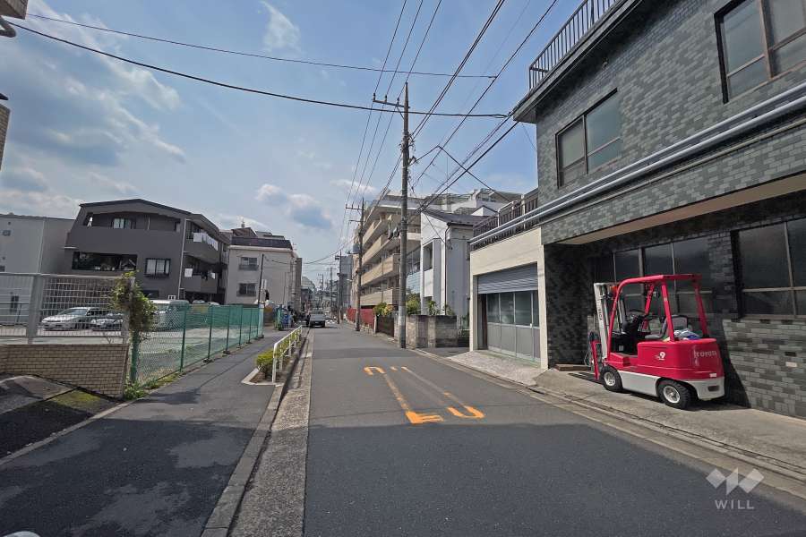 敷地北西側の前面道路（北東側から）