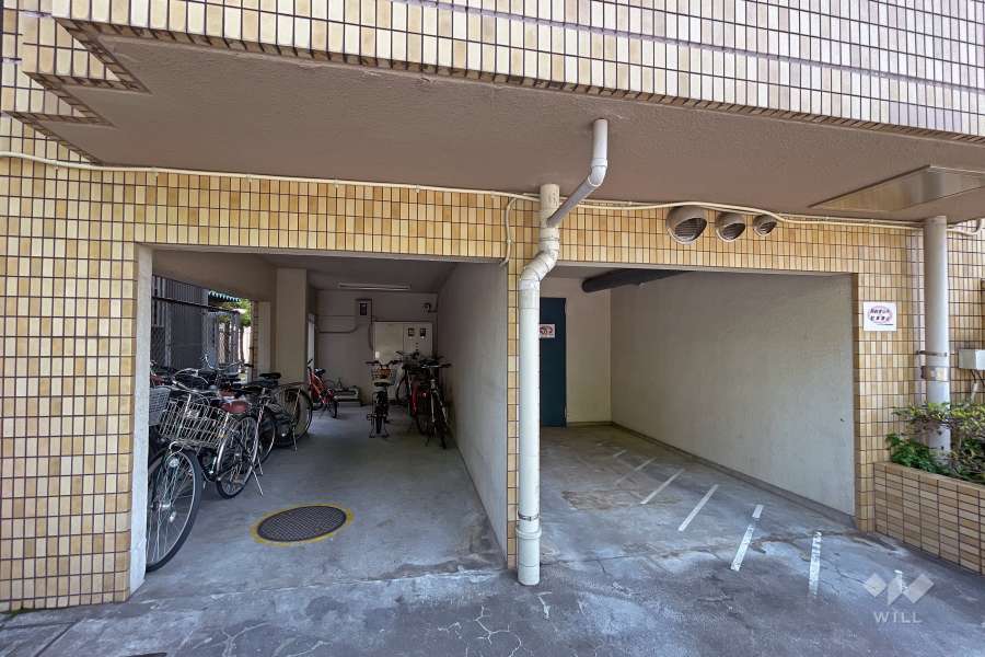 敷地の駐車スペースと駐輪場