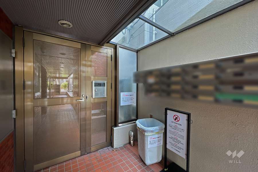 エントランスはオートロック付きです。