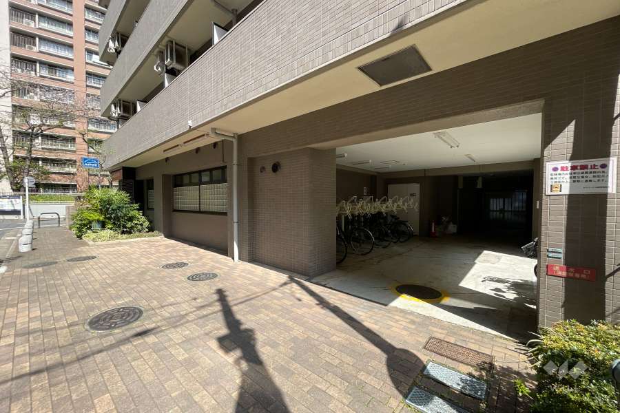 敷地内駐車スペースと屋内に設けられた駐輪場