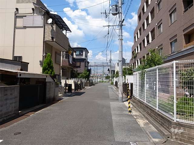 敷地西側の前面道路。