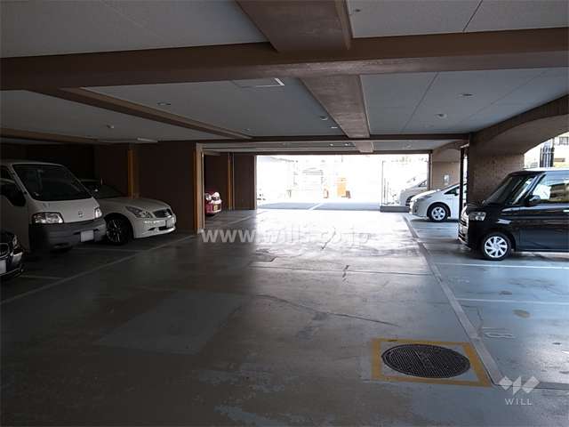 敷地内駐車場（屋内と屋外とがあります。）
