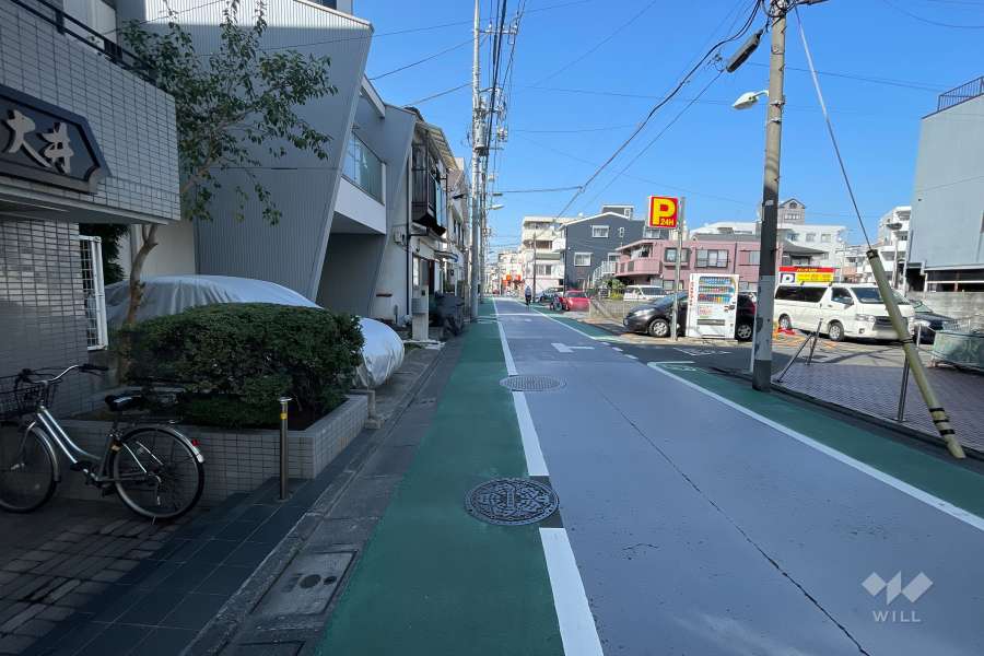 敷地東側の前面道路（南側から）
