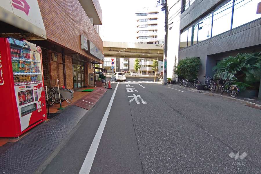 敷地北側の前面道路（東側から）