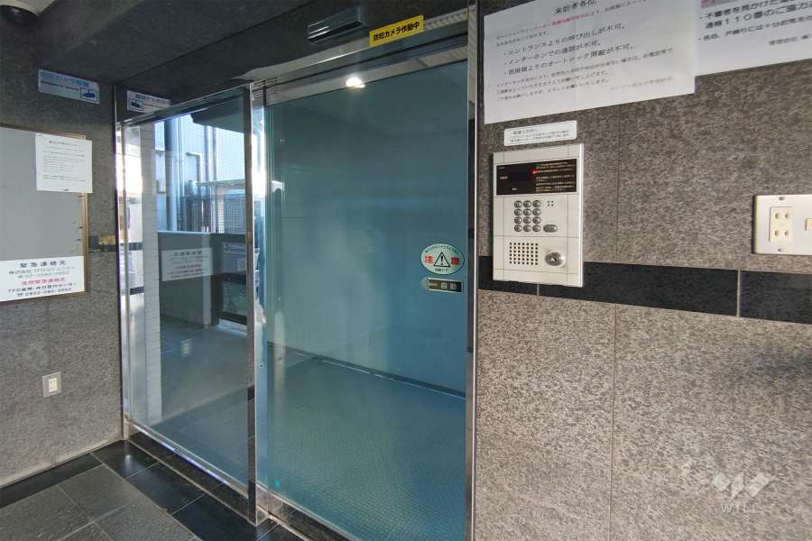 エントランスはオートロック付きです。