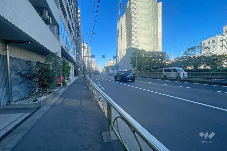 敷地東側の前面道路（南側から）