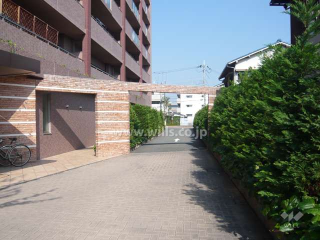 敷地内は植栽が緑豊かです。