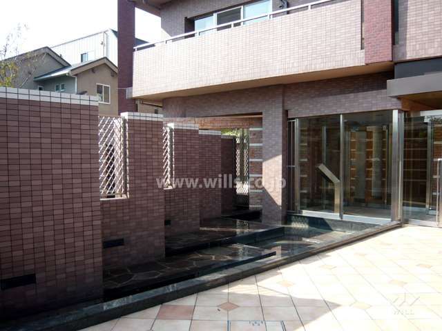 エントランス前の水盤