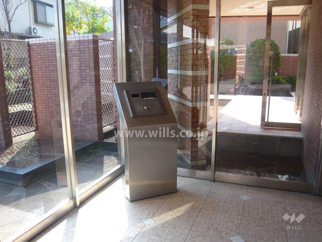 ガラス張りの明るいエントランス（オートロック付き）