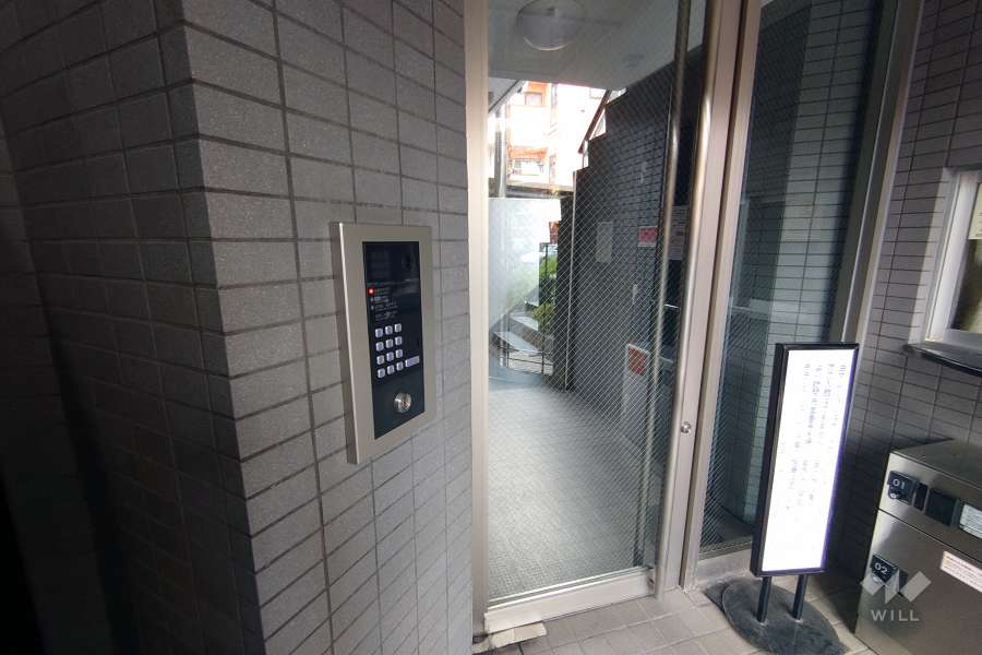 エントランスはオートロック付きです。
