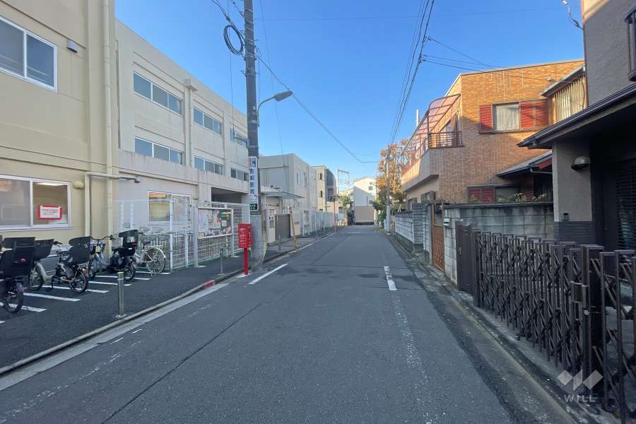 敷地南側の前面道路（東側から）