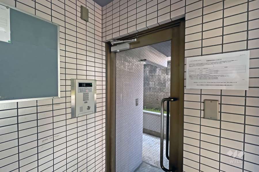 エントランスはオートロック付きです。
