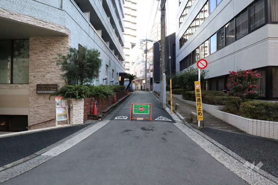 敷地東側の前面道路(南側から)