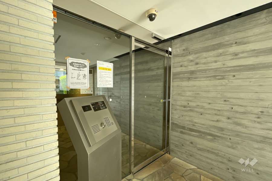 エントランスはオートロック付きです。