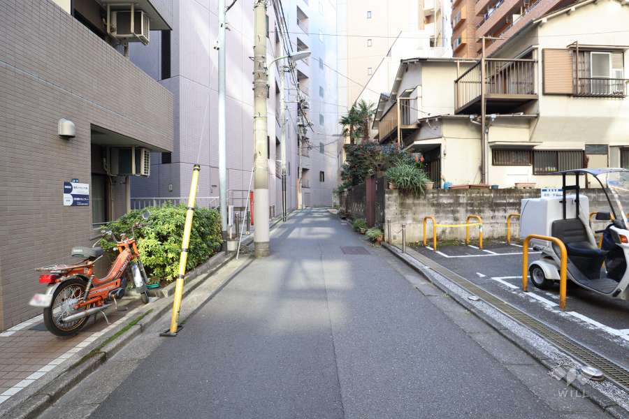 敷地北西側の前面道路（南東側から）