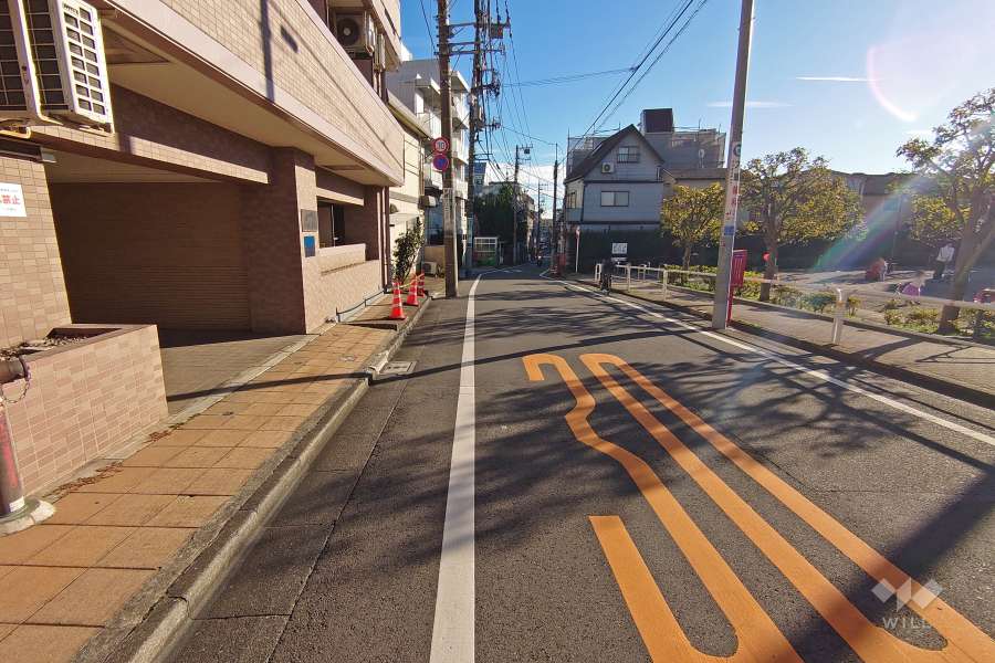 敷地西側の前面道路（北側から）