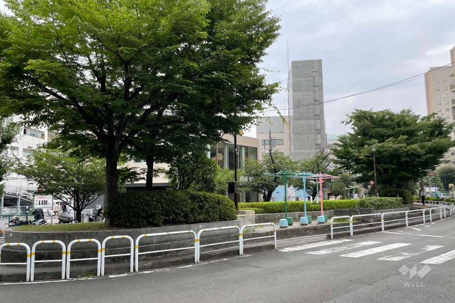 周辺は住宅の他、店舗や事務所などが混在する街です。
