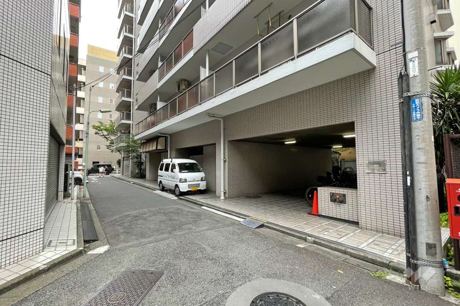 敷地西側の前面道路（南側から）