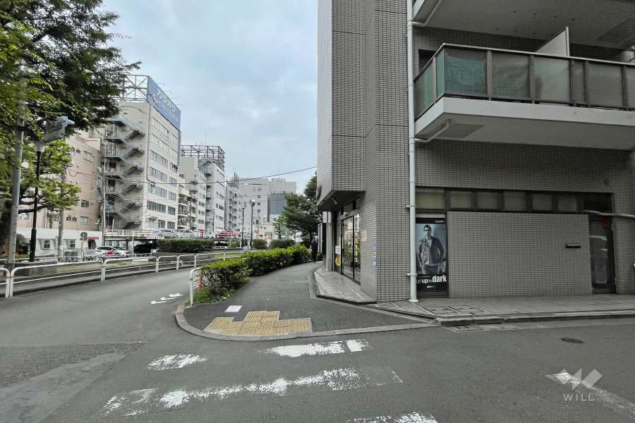 敷地北側の前面道路（西側から）