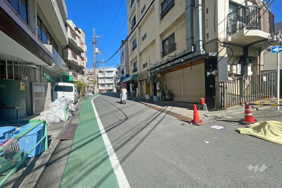 敷地東側の前面道路（南側から）