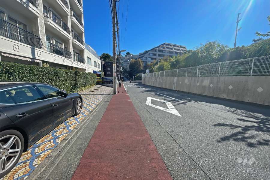 敷地南側の前面道路（西側から）