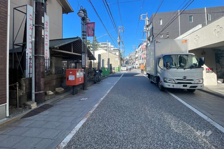 敷地西側の前面道路