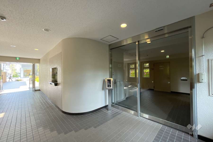 エントランスはオートロック付きです。